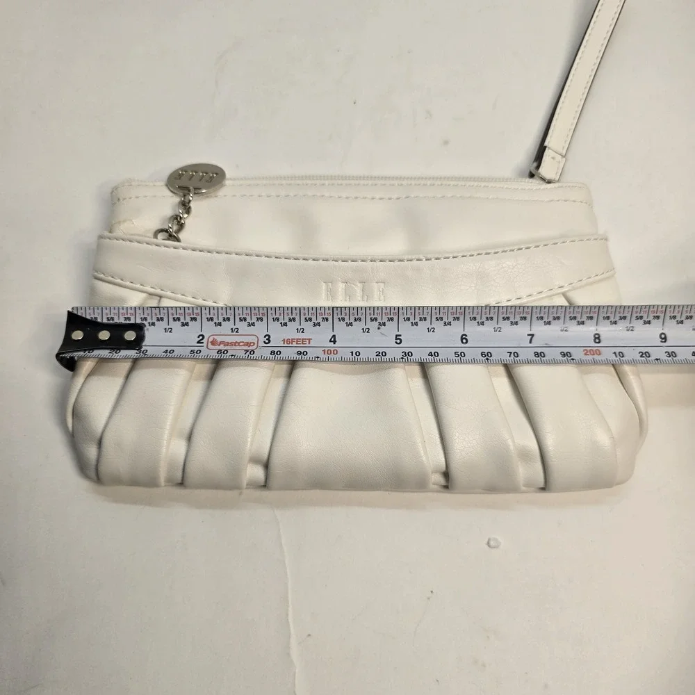 Elle wristlet crisp